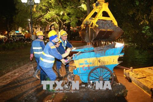 Vượt qua mưa lạnh nạo vét hồ Gươm ảnh 1